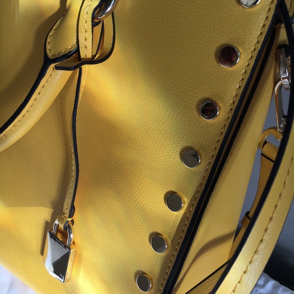 MK bag great for spring/summer - Picture 3 of 12